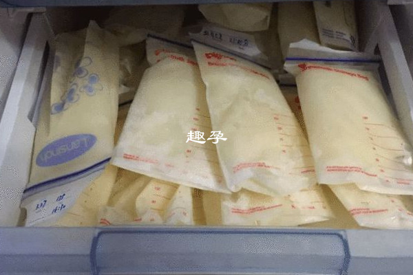 孩子吃偏奶可以讓孩子多吮吸量少一側的乳房