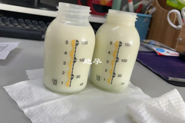 剪刀手壓在乳房位置可以控制奶速