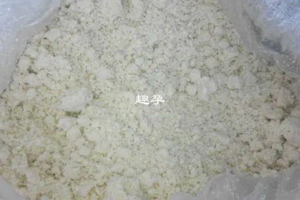 吐奶像豆腐渣一樣是正常的